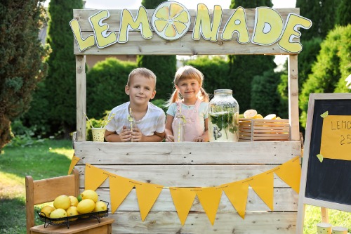 kids with a lemonade stand